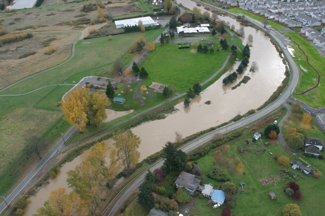 An image of the Green River looking south at Van Doren's Park, Lower Russell Road and the levee in Nov. 2006 during a Phase 3 flood event (10,000 cfs)