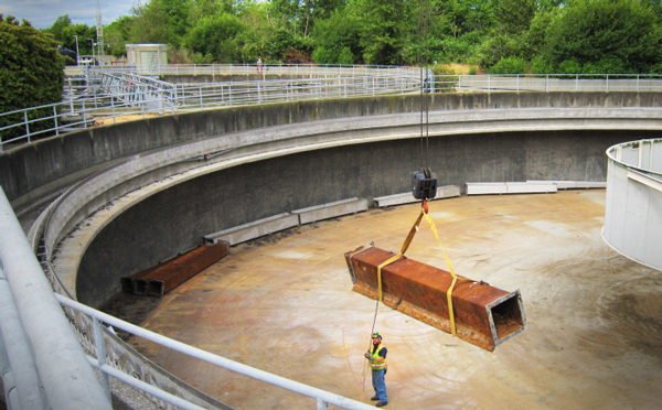 photo of duct being removed by a crane from a sedimentation tank
