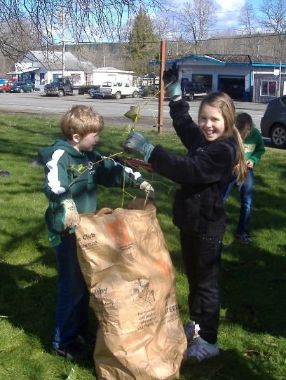 students bagging invasive plants - photo courtesy of Nature Vision